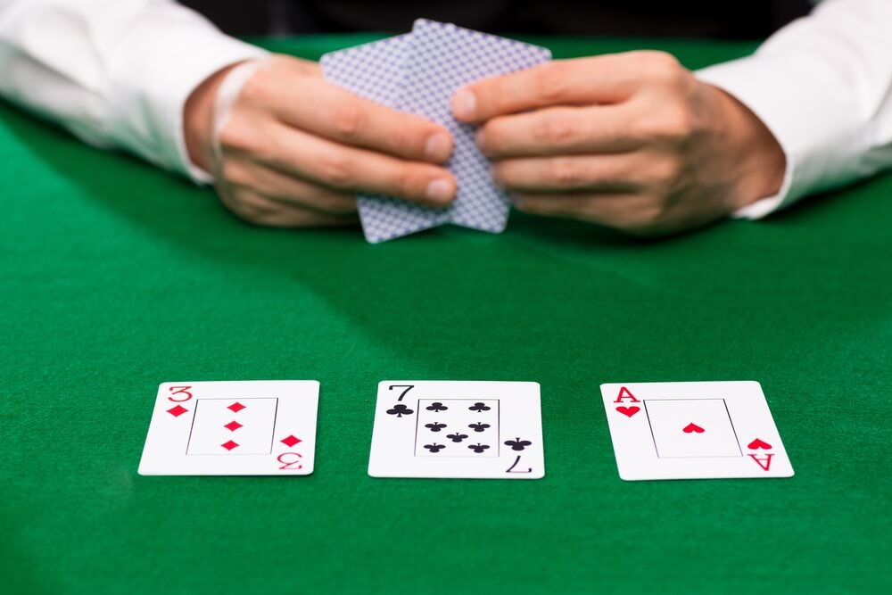 Three Card Poker: Spelregels en Strategieën om te Winnen
