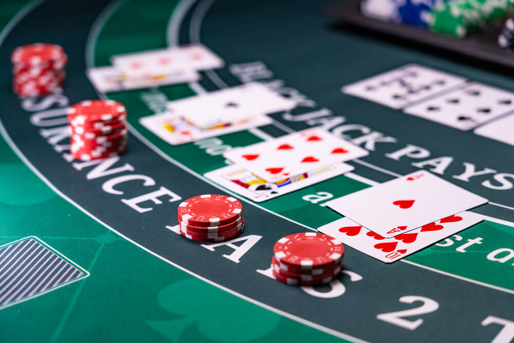 Blackjack: Wat is de naam van de bak waarin de kaarten zitten?